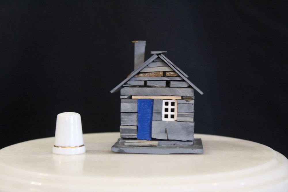 Pequena casa de xisto vintage em miniatura feita à mão, anos 90