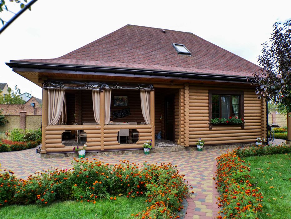 Просторе домоволодіння в передмісті, поблизу лісу!