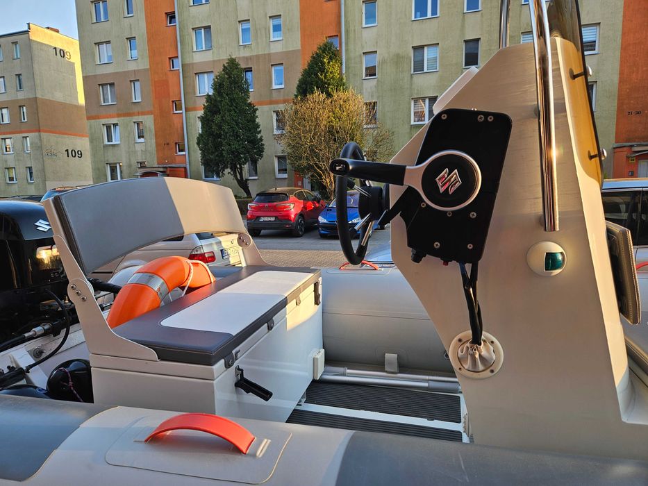 Łódź motorowa typu RIB