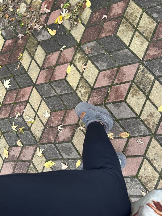 Уги 39 розмір  нові одягнені один раз сірі графіт