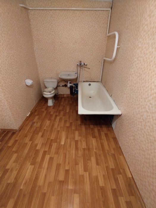 Продаж трьохкімнатної квартири в м.Гнівань з індивідуальним опаленням.