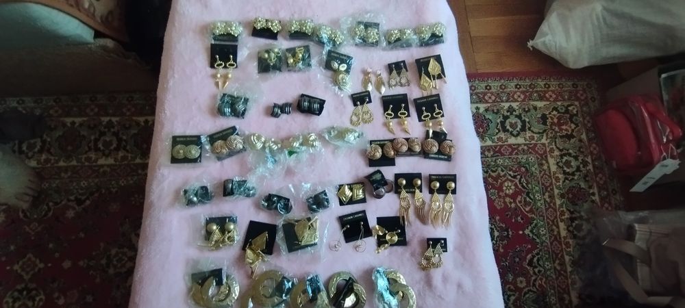 Біжутерія, сережки та кліпси золотого кольору