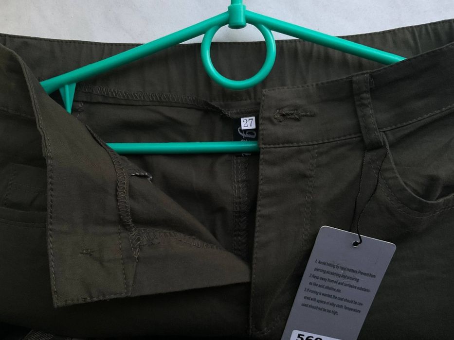 Штани кольору хакі