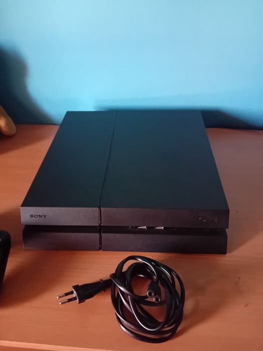 PlayStation 4 com 1 comando e cabo alimentação.