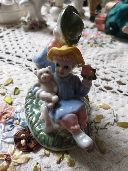 Figurka porcelanowa stara dzieci bawiące się