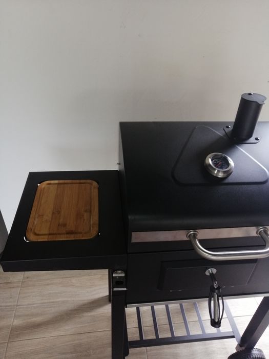 Grill węglowy *Meat Machine*-nowy.