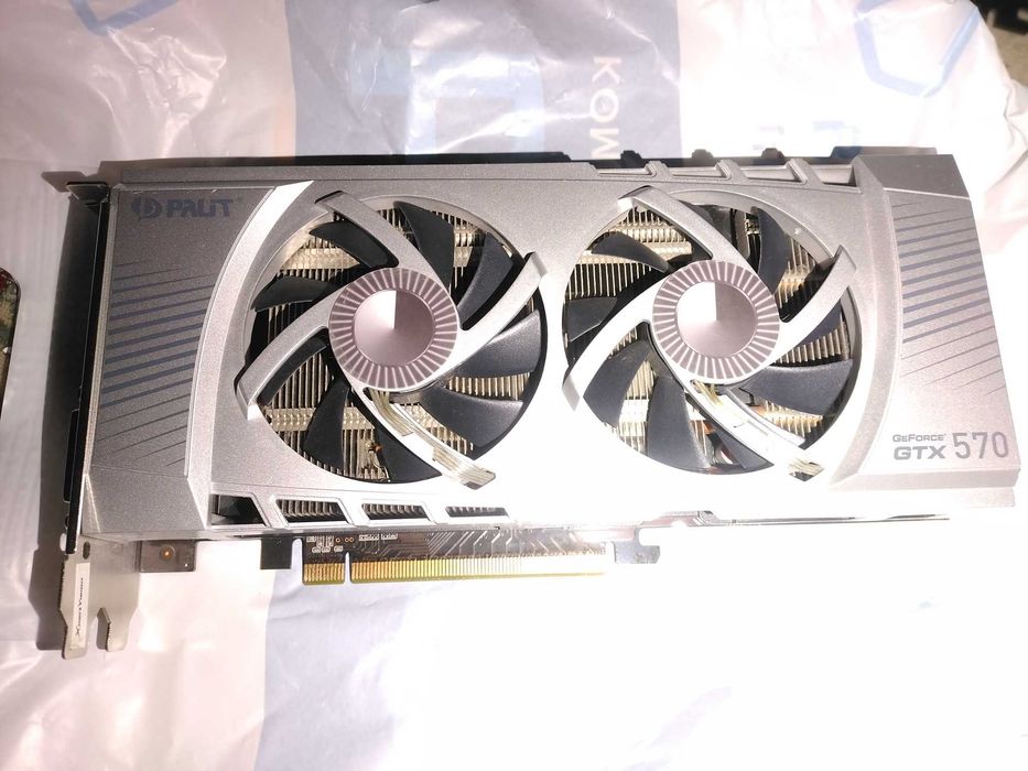 На пломбі PALIT GTX 570 в ідеалі