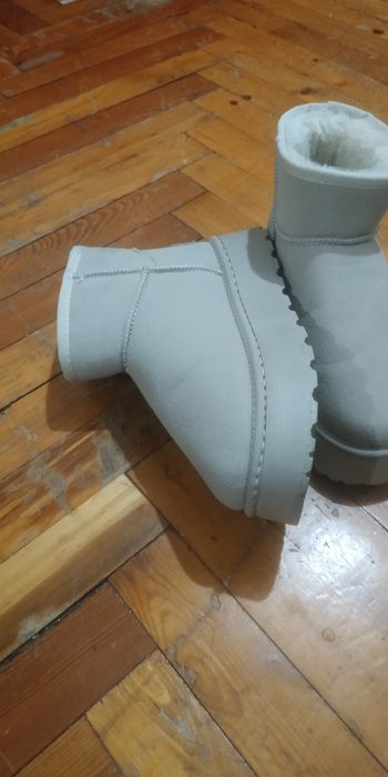 Бежевые низкие угги