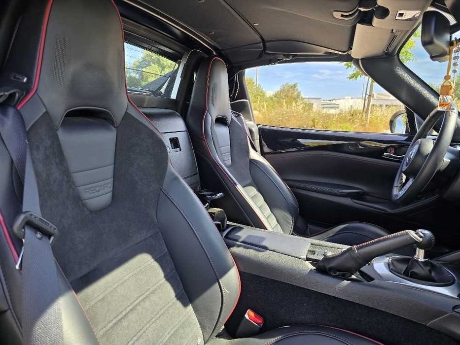 Carro descapotável Mazda Mx5