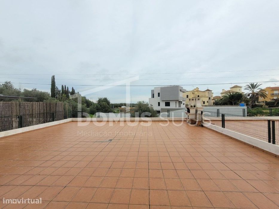 Apartamento T2 em ótimo estado com um terraço enorme — Tavira (Santa Maria E Santiago), Faro