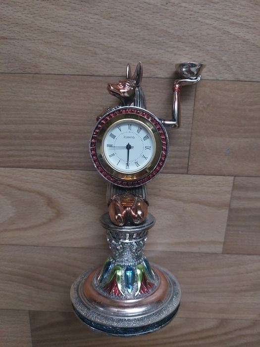 Статуетка з годиником