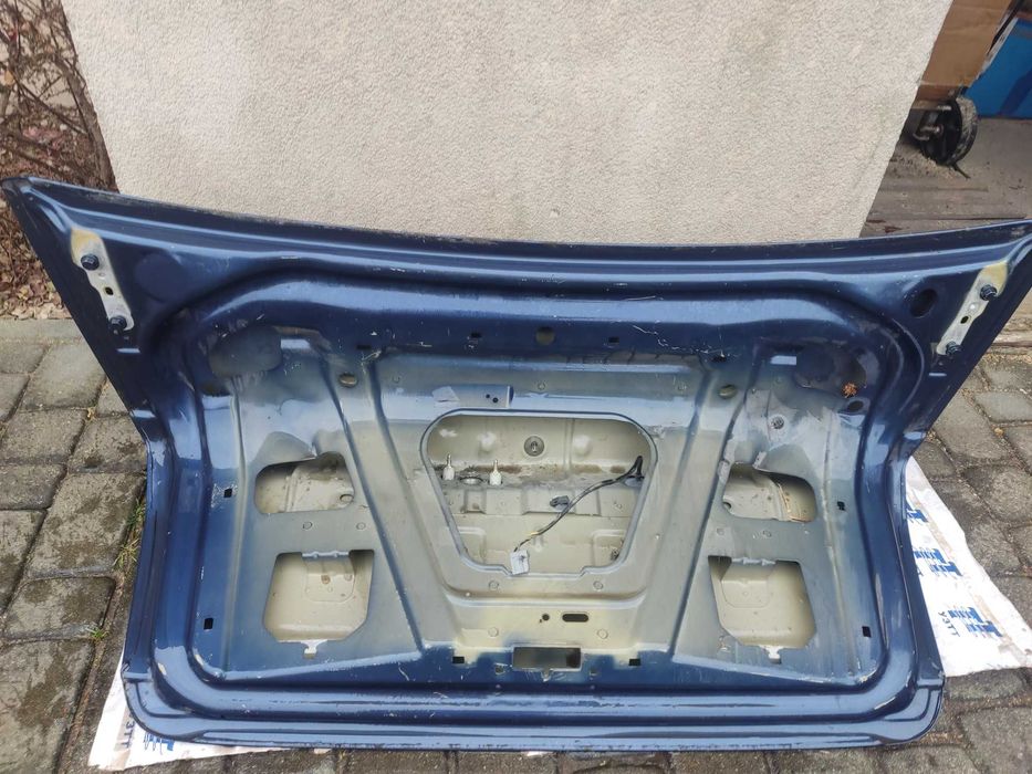 Drzwi prawe i lewe oraz tylna klapa bagażnika