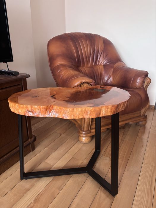 Stolik kawowy z plastra drewna z żywicą