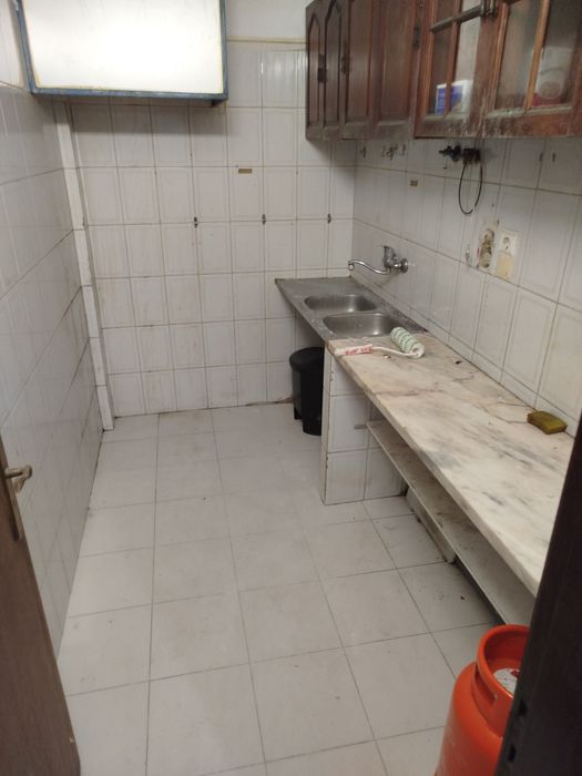 Armazém para alugar na Amadora/Brandoa. com 8m2, 10m2 e 20m2.  Com água e energia incluída.  Guardar ferramentas, móveis, trabalhos.  Apartir de 350€
