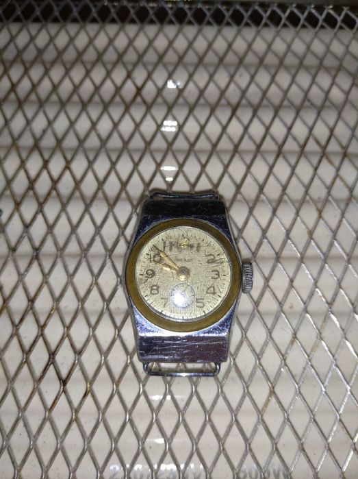 Старые наручные женские часы .