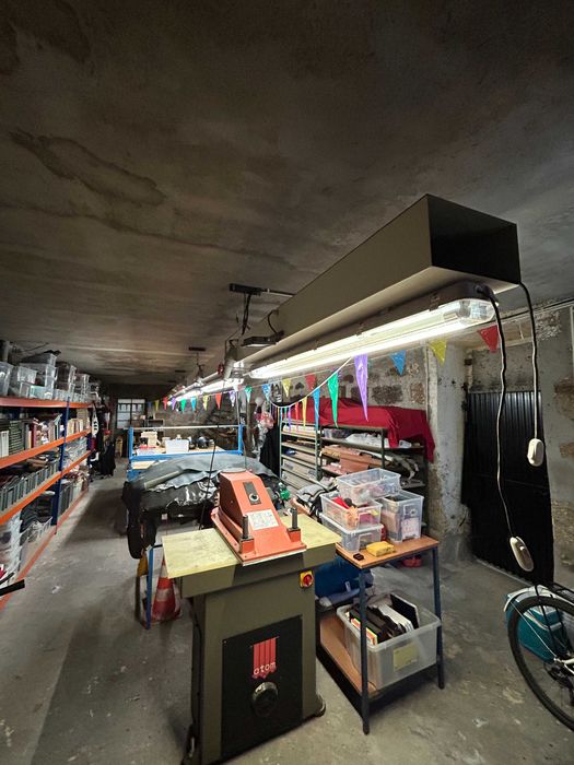 Sistema de Iluminação Industrial com 6 Luzes e 16 Tomadas Trifásicas