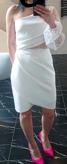 Piękna biała sukienka na jedno ramię