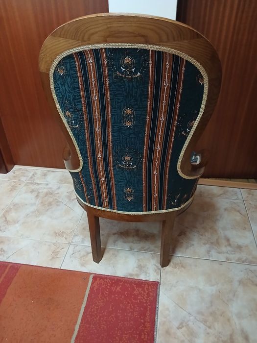 Cadeirão estampado.