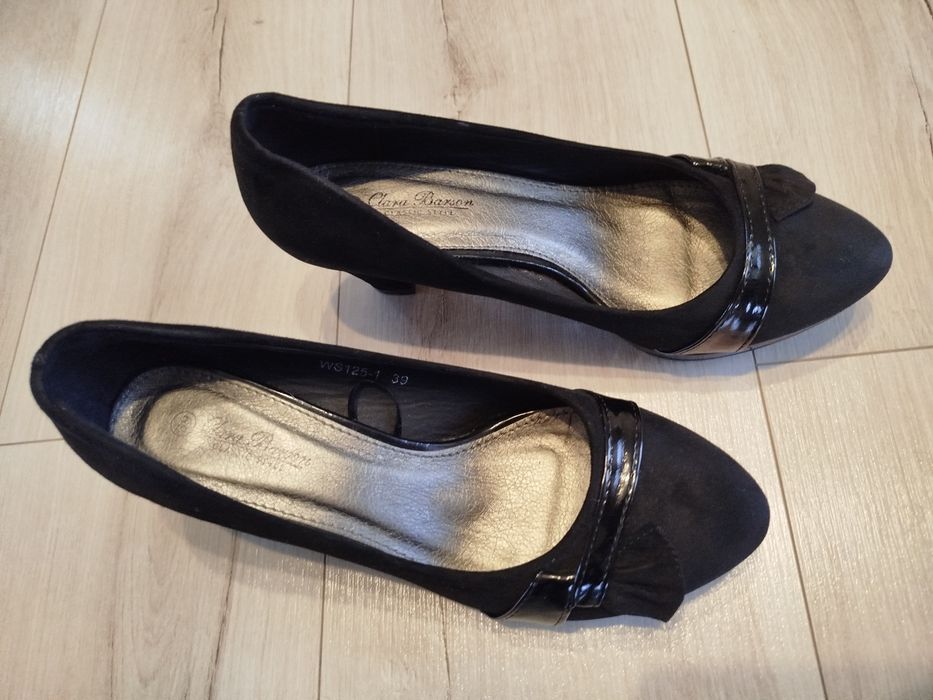 Czarne zamszowe buty na obcasie. Rozmiar 39.