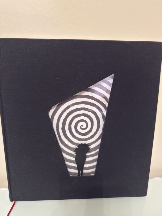 Vendo o livro The Art of Tim Burton edicão original em inglês