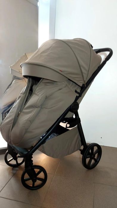 Коляска 2025 CARRELLO Carbon надлегка з великим капюшоном