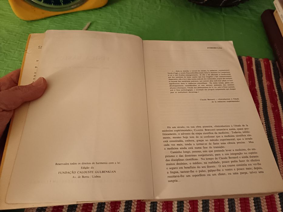 Livro "Física Básica" de Araújo Moreira