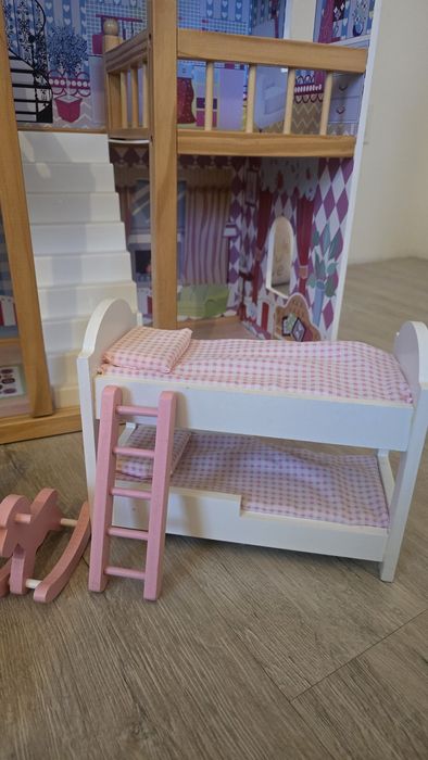Drewniany domek dla lalek- z mebelkami i 5 mini laleczkami