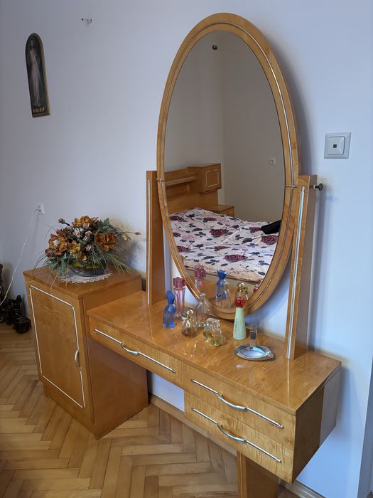 Toaletka stojąca z lustrem