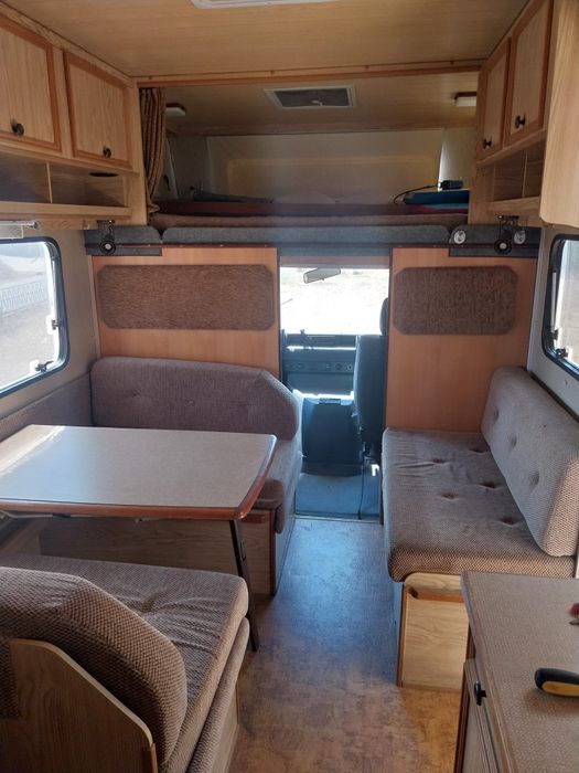 Vende-se autocaravana clássica Mercedes-Benz MB 100 com célula Eura Mobil, muito estimada e em excelente estado geral.