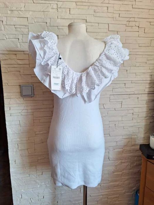 Zara, Sukienka biała, falbany hafty