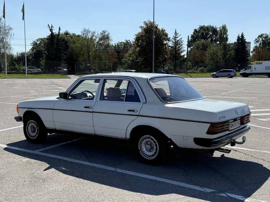 Mercedes-Benz E-Class W123 1984