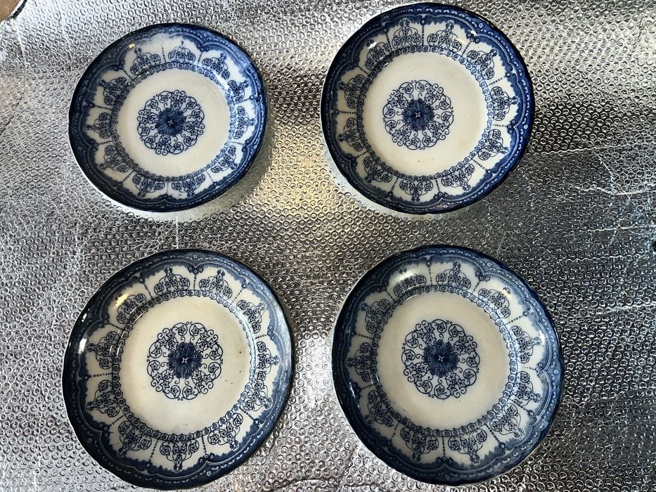 Lote de 4 Pratos Antigos com Decoração Rendilhada