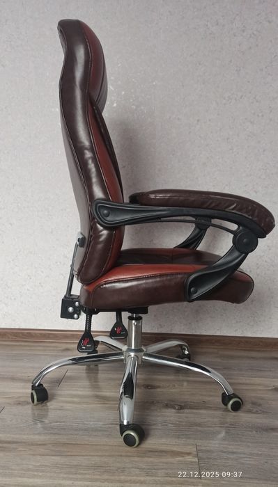 Крісло для комп'ютера.