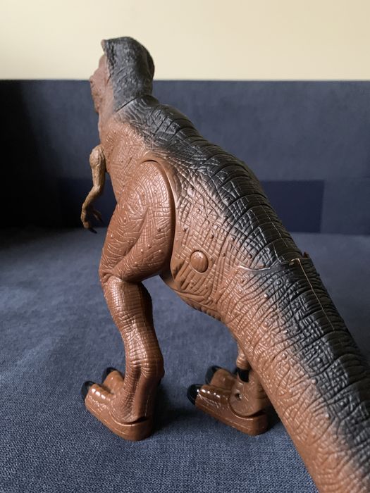 Zabawka dinozaur chodzi oraz ryczy