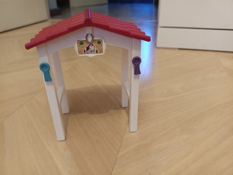 Schleich Horse Club Boks z końmi krwi arabskiej i opiekunką koni 42369