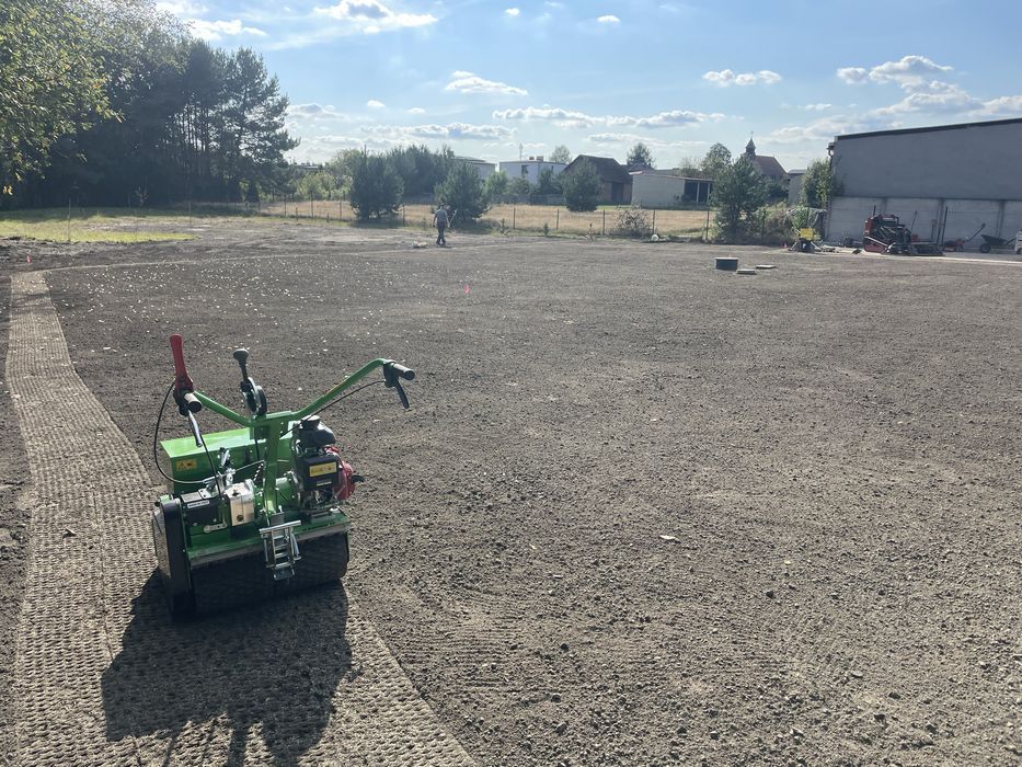 Wysiew mechaniczny trawy siewnik spalinowy sianie usługa
