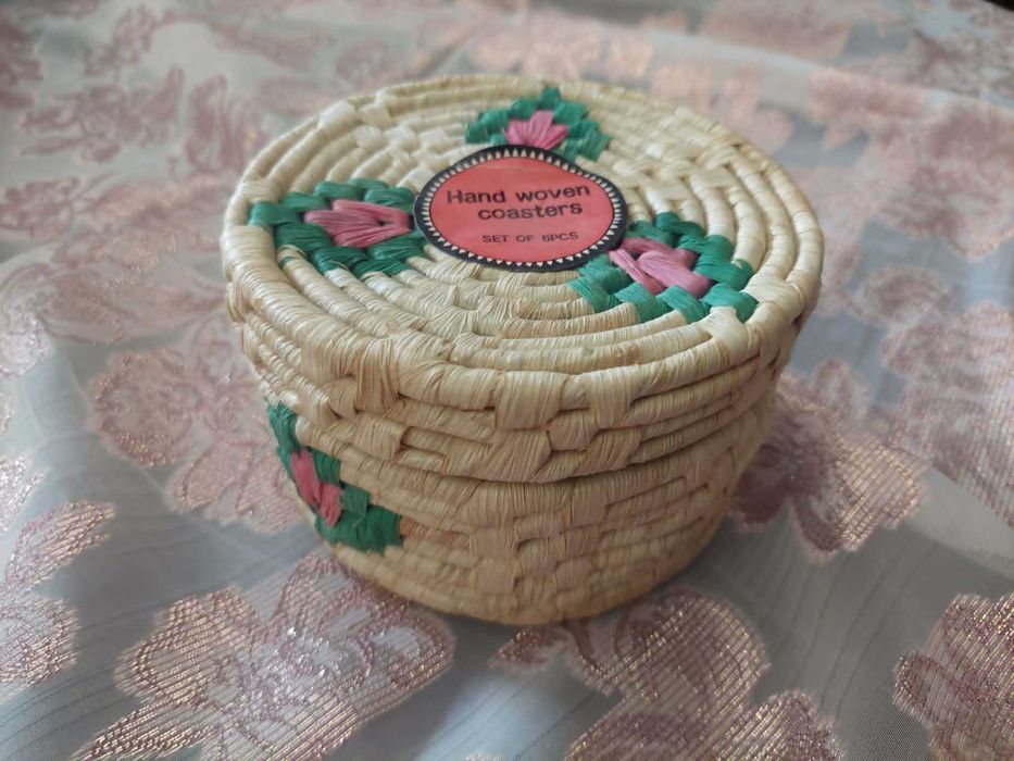 Vendo para desocupar conjunto artesanal novo de 6 bases com respetivo cestinho. 10€