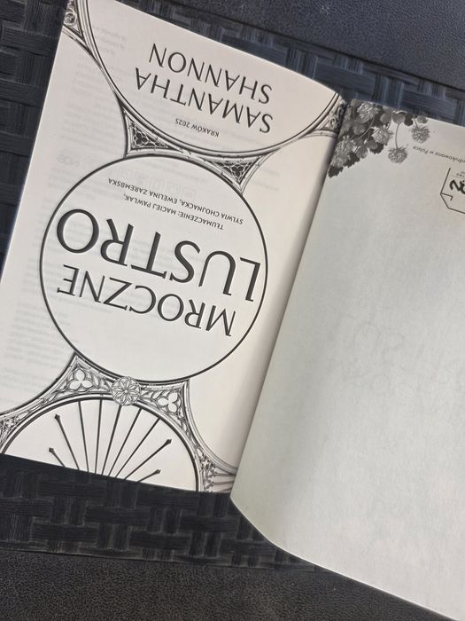 Książka "Mroczne lustro" autorstwa Samanthy Shannon