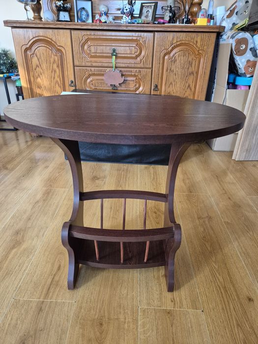 Stolik z miejscem na gazety , książki.