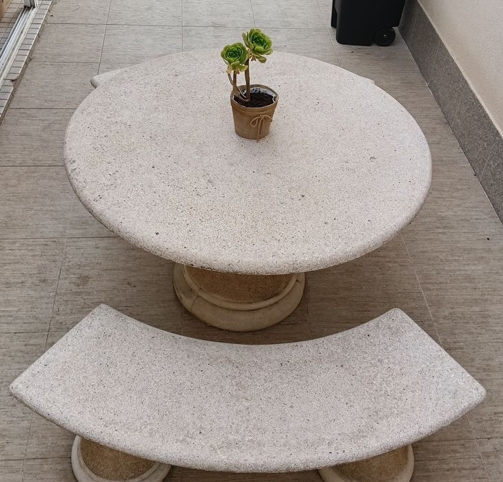 Mesa de exterior com 3 bancos