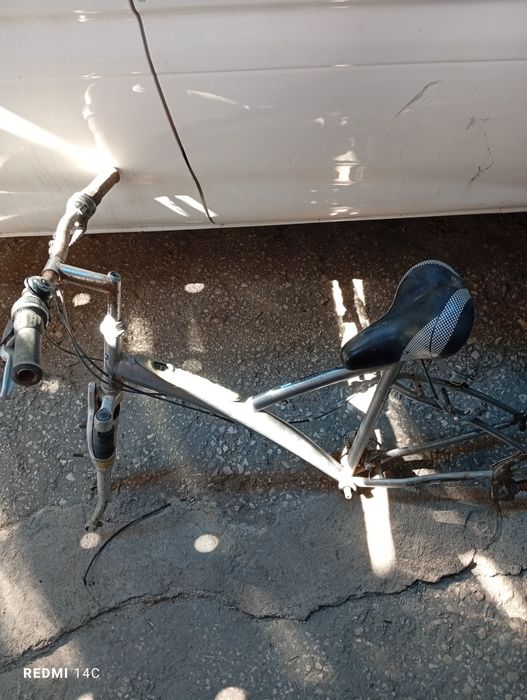 Bicicletas a andar e para restaurar