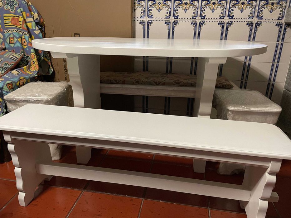 Mesa de madeira macica lacada c/bancos e cadeiras
