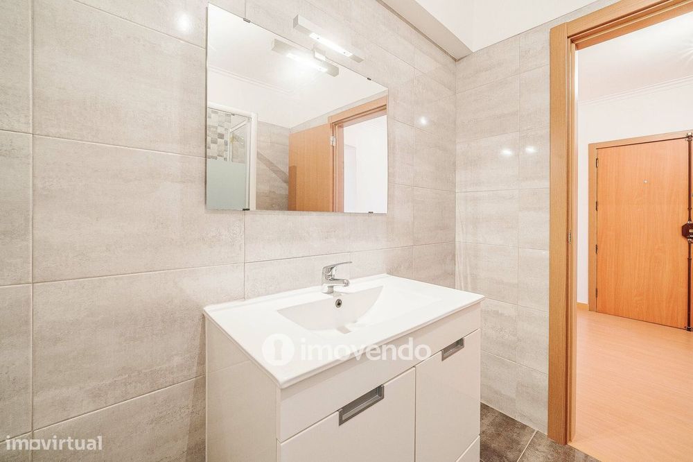 Apartamento T3, com terraço e arrecadação, em Mem Martins