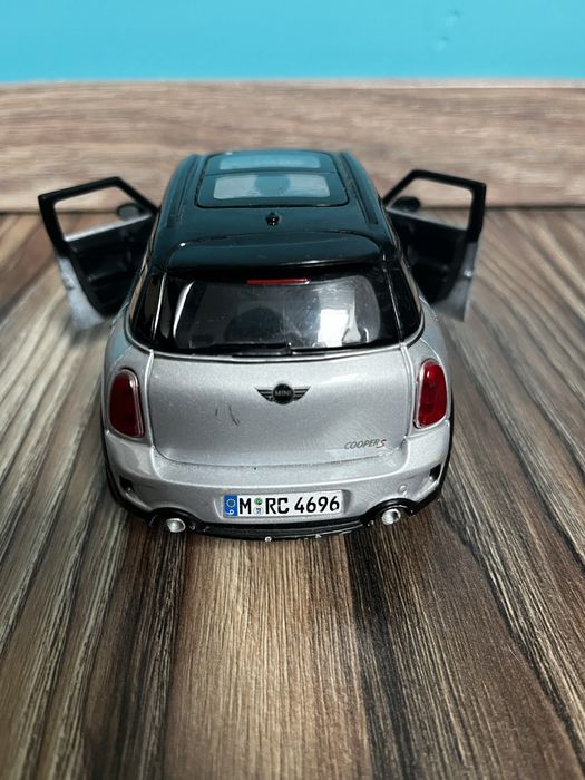 Mini Cooper ALL4 samochodzik kokekcjonerski skala 1/24