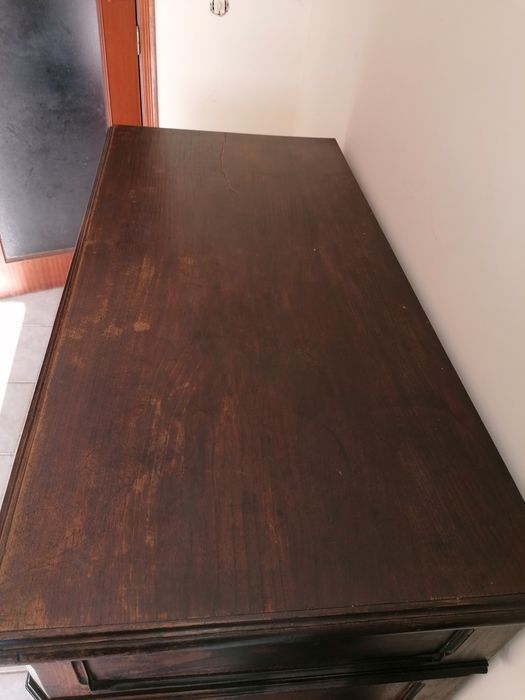 Cómoda antiga em madeira de castanho