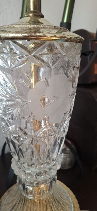 Kryształowa lampa stołowa vintage – mosiądz, grawerowany kwiat