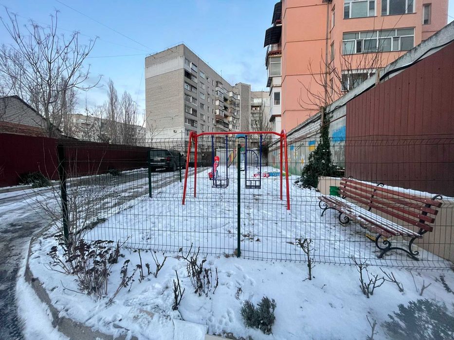 Продам великогабаритну трикімнатну квартиру. Центр. Закритий двір .