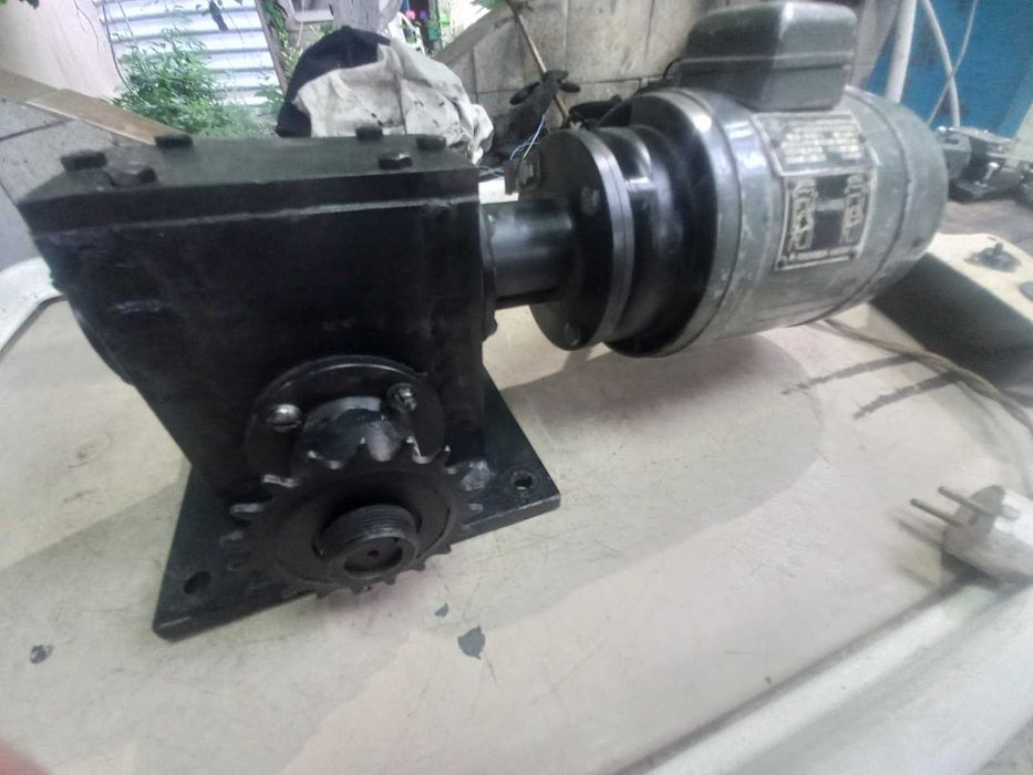 привід для відкатних воріт