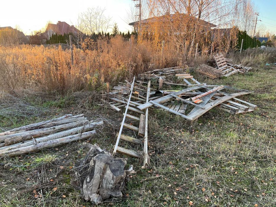Resztki desek, palet, ogrodzenia, Michałowice-Wieś