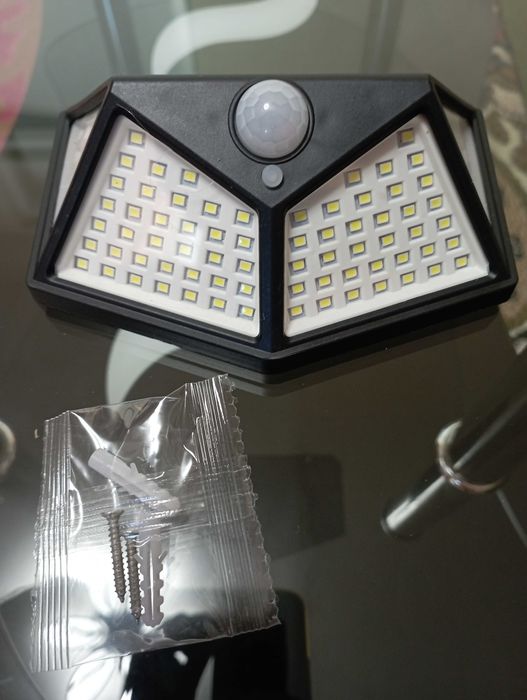 Навісний ліхтар з датчиком руху на акумуляторі та сонячній панелі.